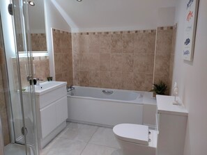 Combined shower/tub, hair dryer, towels