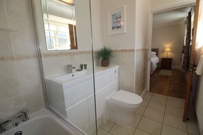 Ensemble douche/baignoire, sèche-cheveux, serviettes fournies