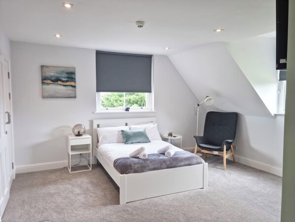 2 bedrooms, iron/ironing board, WiFi, bed sheets - Hyland Two bedroom Stylish Apartment (chelmsford)