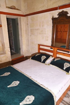 Habitación clásica | Tabla de planchar con plancha, wifi gratis y ropa de cama