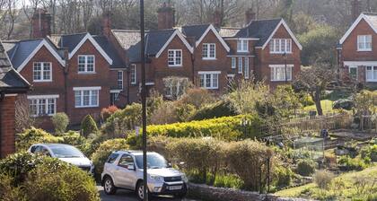 Meads Garden Cottage - close to seafront and South Downs