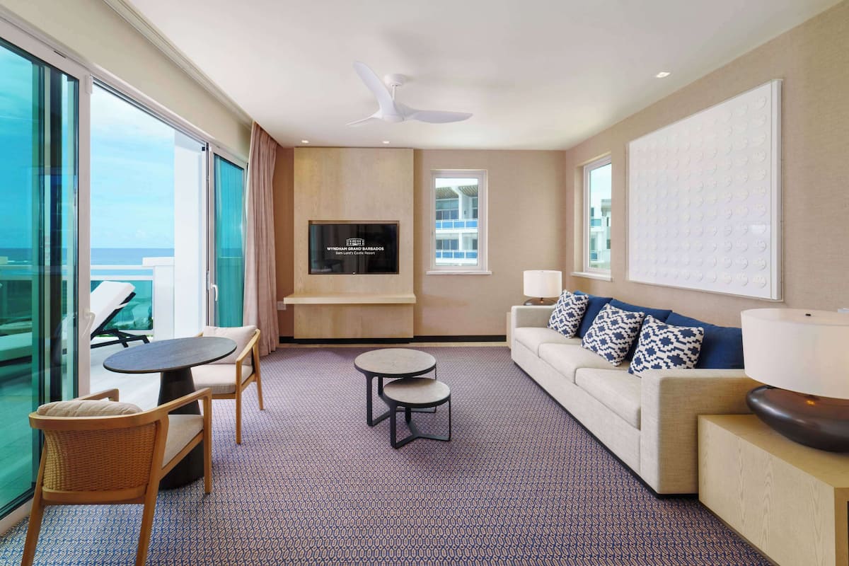 套房, 1 张特大床 (Zephyr Suite, 2 Balconies) | 迷你吧(备有免费物品)、客房内保险箱、办公桌、遮光窗帘