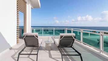 Suite, 1 trĂšs grand lit (Zephyr Suite, 2 Balconies) | Articles gratuits dans le mini-bar, coffres-forts dans les chambres