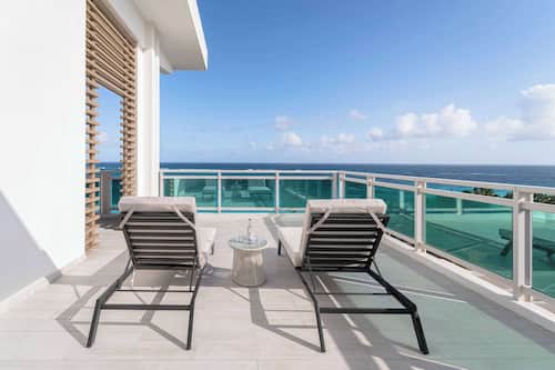 Suite, 1 letto king (Zephyr Suite, 2 Balconies) | Minibar con snack e bevande gratuite, cassaforte in camera