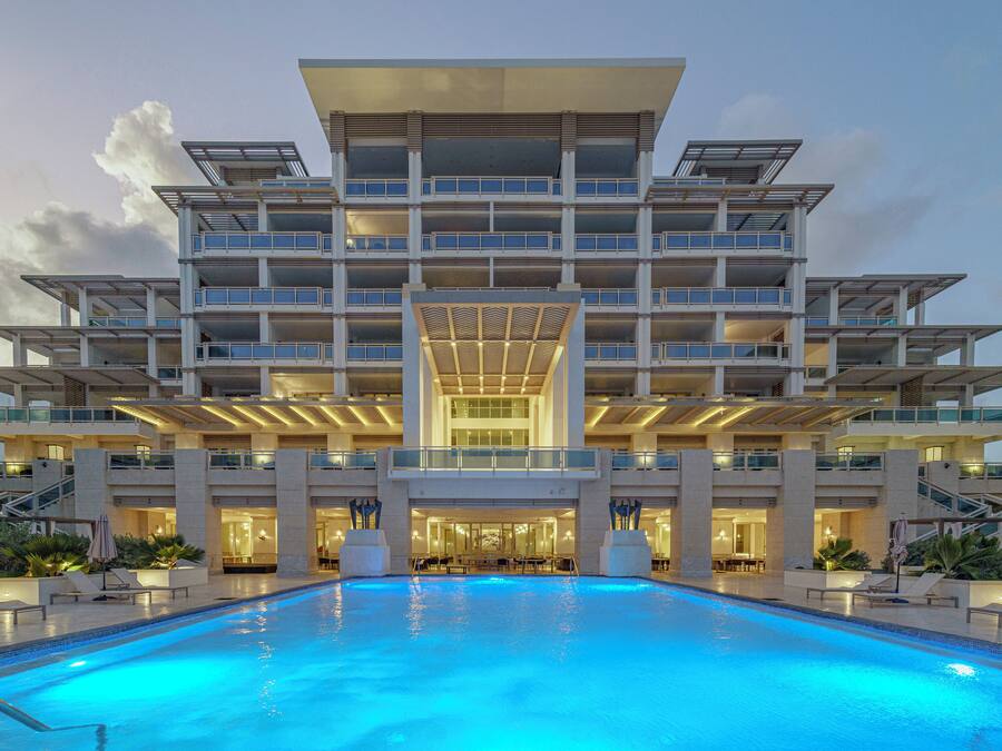 6 piscines a l'aire lliure (horari: 09:00-22:00) i cabanes gratuïtes