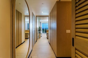 Chambre Deluxe, 1 trĂšs grand lit, vue sur lâocĂ©an | Articles de minibar gratuits, coffre-fort pour ordinateur portable