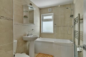 Bathtub, towels
