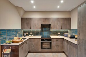 Kühlschrank, Mikrowelle, Ofen, Geschirrspüler