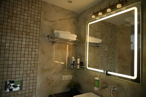 Sèche-cheveux, serviettes fournies, savon, papier toilette