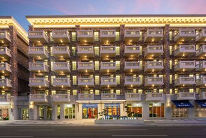 Un hotel de varios pisos con numerosas balcones y una fachada bien iluminada.