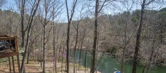 Bella Vista Lakefront Adventure Cabin with swim dock, B40 trail access