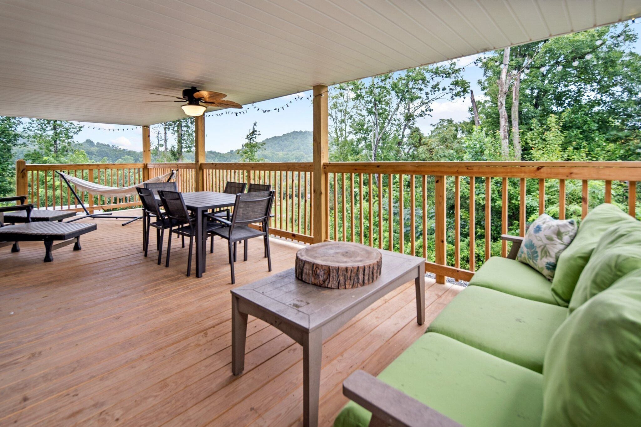 Hillside Gem w/ Hot Tub! Sleeps 10. Huge, Family/Dog-Friendly, and Close to DT!