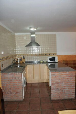 Frigorífico, microondas, placa de cocina y cafetera o tetera