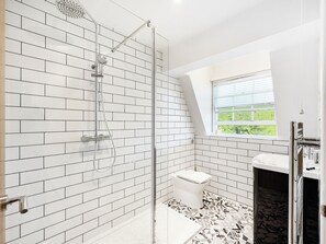 Appartamento familiare | Bagno | Doccia, set di cortesia gratuito, asciugamani, sapone