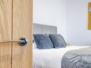 Family Apartment | 2 bedrooms, iron/ironing board, free WiFi, bed sheets - Relaxing 2BR Haven in Bishop's Stortford (Bishop's Stortford)