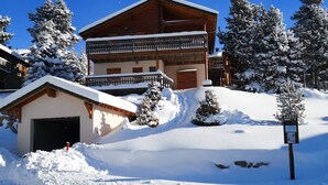 A wooden chalet with a balcony, surrounded by snow-covered trees. - Chalet les deux marmottes - Vue montagne (Bolquère)