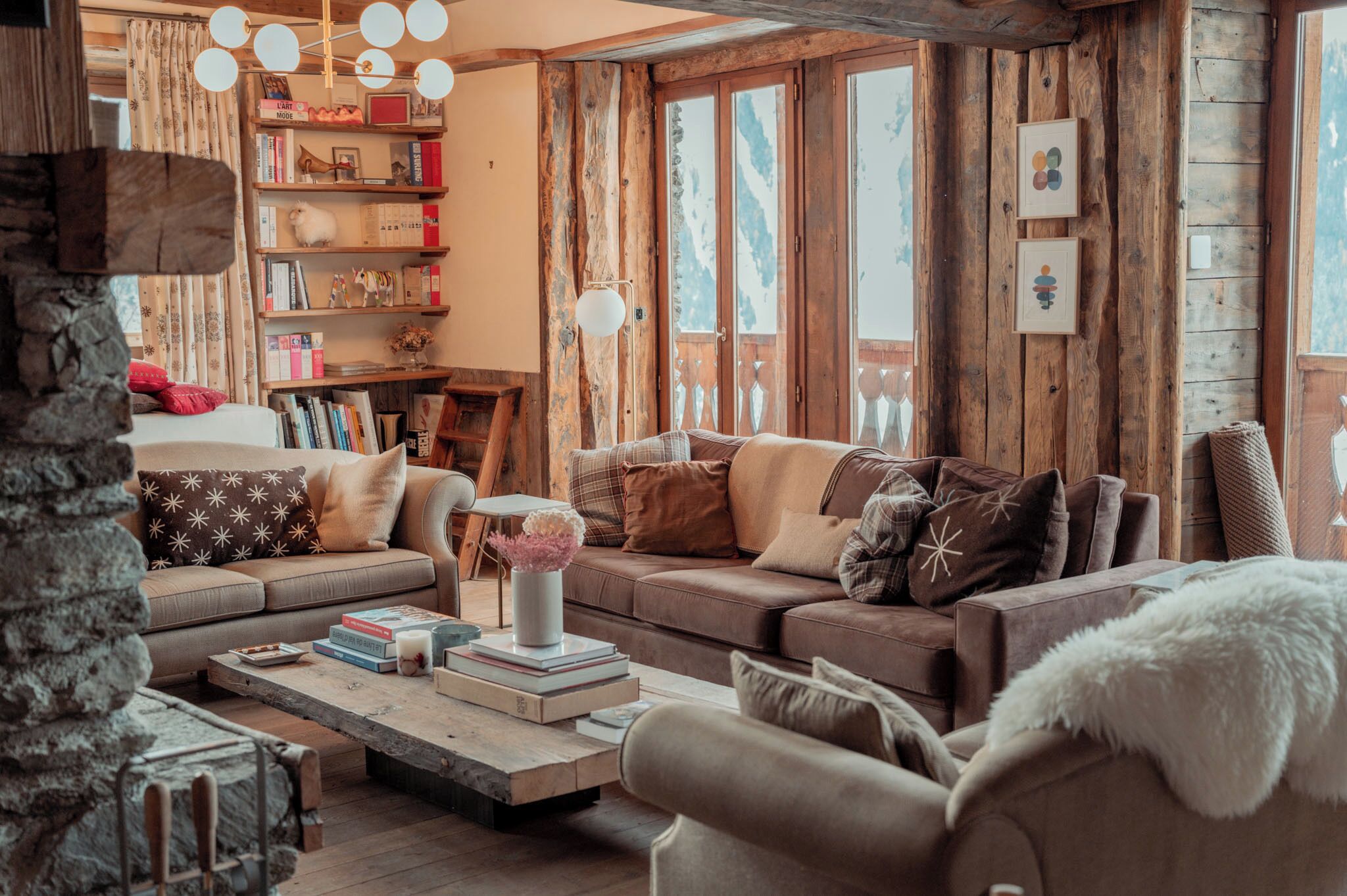 Una televisión, una chimenea, un reproductor de DVD, libros