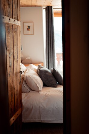 8 bedrooms, desk, iron/ironing board, free WiFi