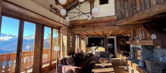 Authentic chalet with jacuzzi and breathtaking views - from 8 up to 15 guests