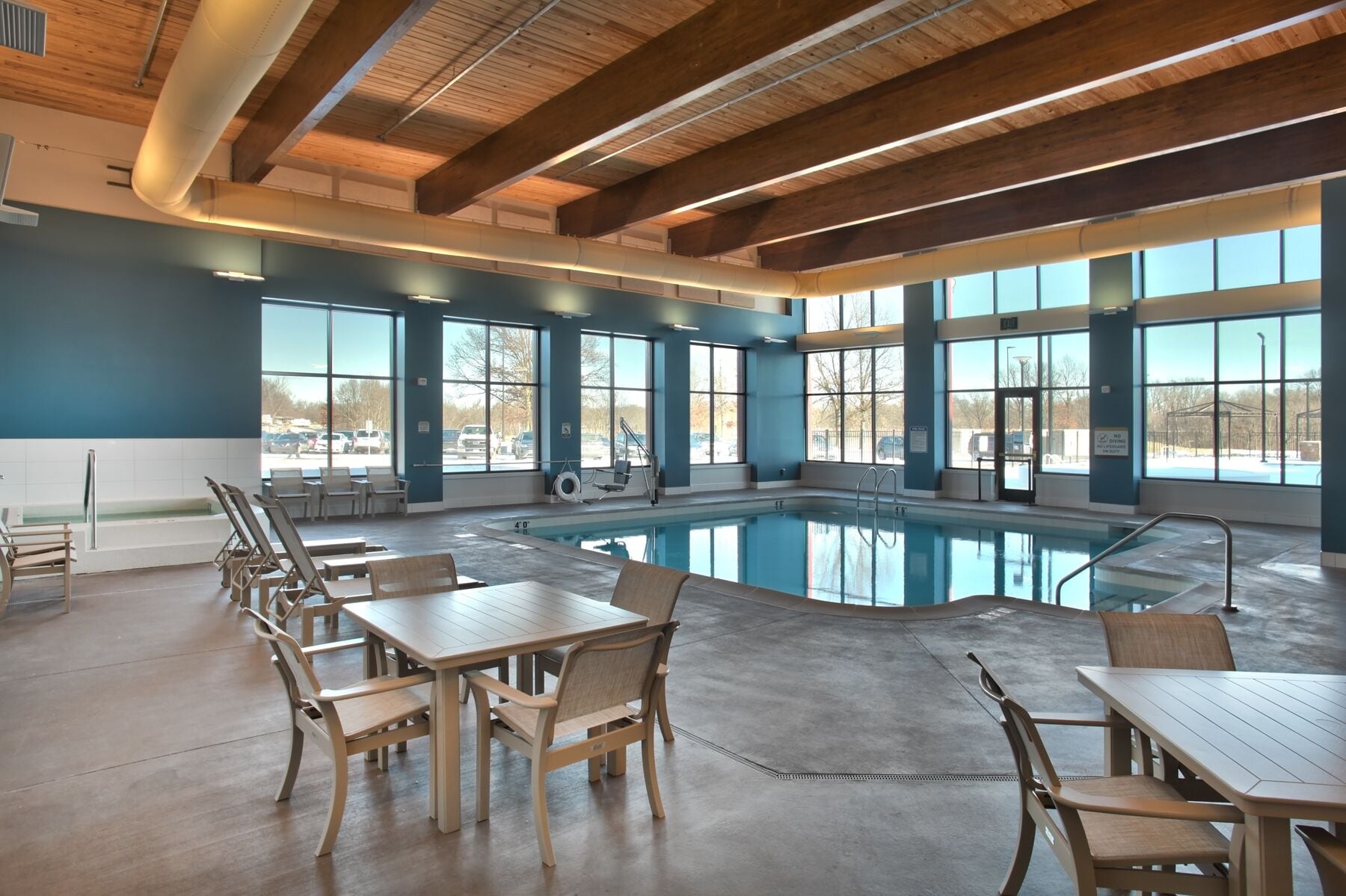 室内游泳池，季节性开放的室外游泳池