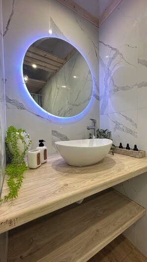 Haartrockner, Handtücher, Seife, Toilettenpapier