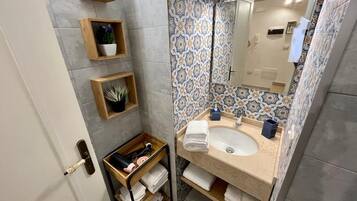 Asciugacapelli, asciugamani, sapone, carta igienica