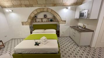 1 camera, ferro/asse da stiro, lenzuola