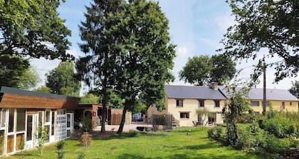 4-6 person cottage on large enclosed grounds (pets welcome!)