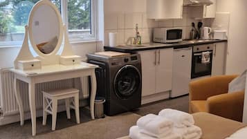 Studio | Dapur pribadi | Lemari es, microwave, oven, dan kompor
