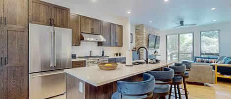 Refrigerador, microondas, horno, placa de cocina