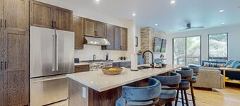 Silverthorne retreat with garage, fireplace, balcony, and easy ski access