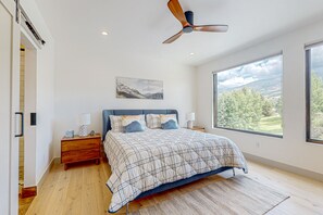 3 bedrooms, iron/ironing board, Internet, bed sheets