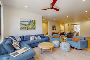 Fernseher, Kamin, Bücher