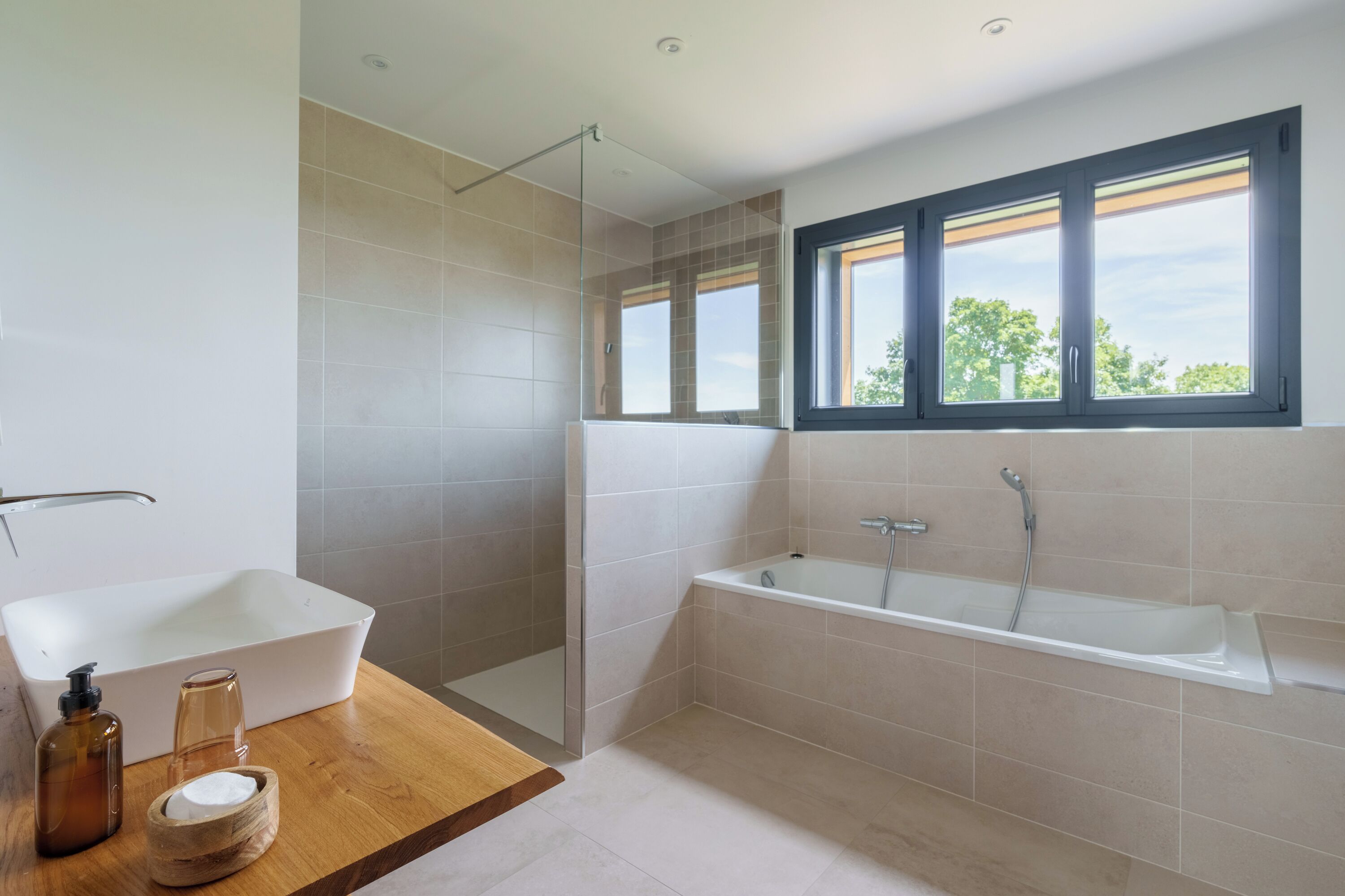 Articles de toilette écologiques, sèche-cheveux, serviettes fournies