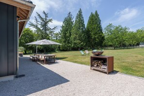 Outdoor dining - Maison Spacieuse au Calme Idéal Pour des Moments Entre Amis ou en Famille ! (Saint-Benoît-sur-Seine)