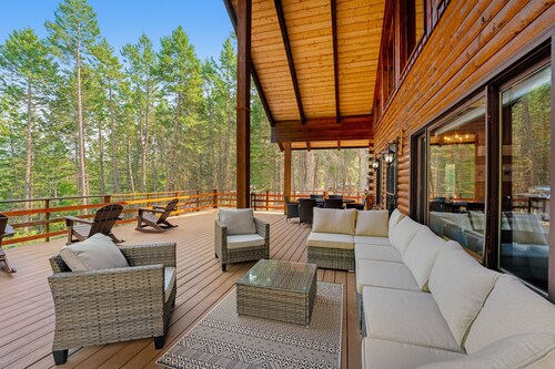 Swan Mountain cabin with amazing views, hot tub, large deck, & game room