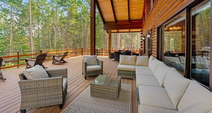 Swan Mountain cabin with amazing views, hot tub, large deck, & game room