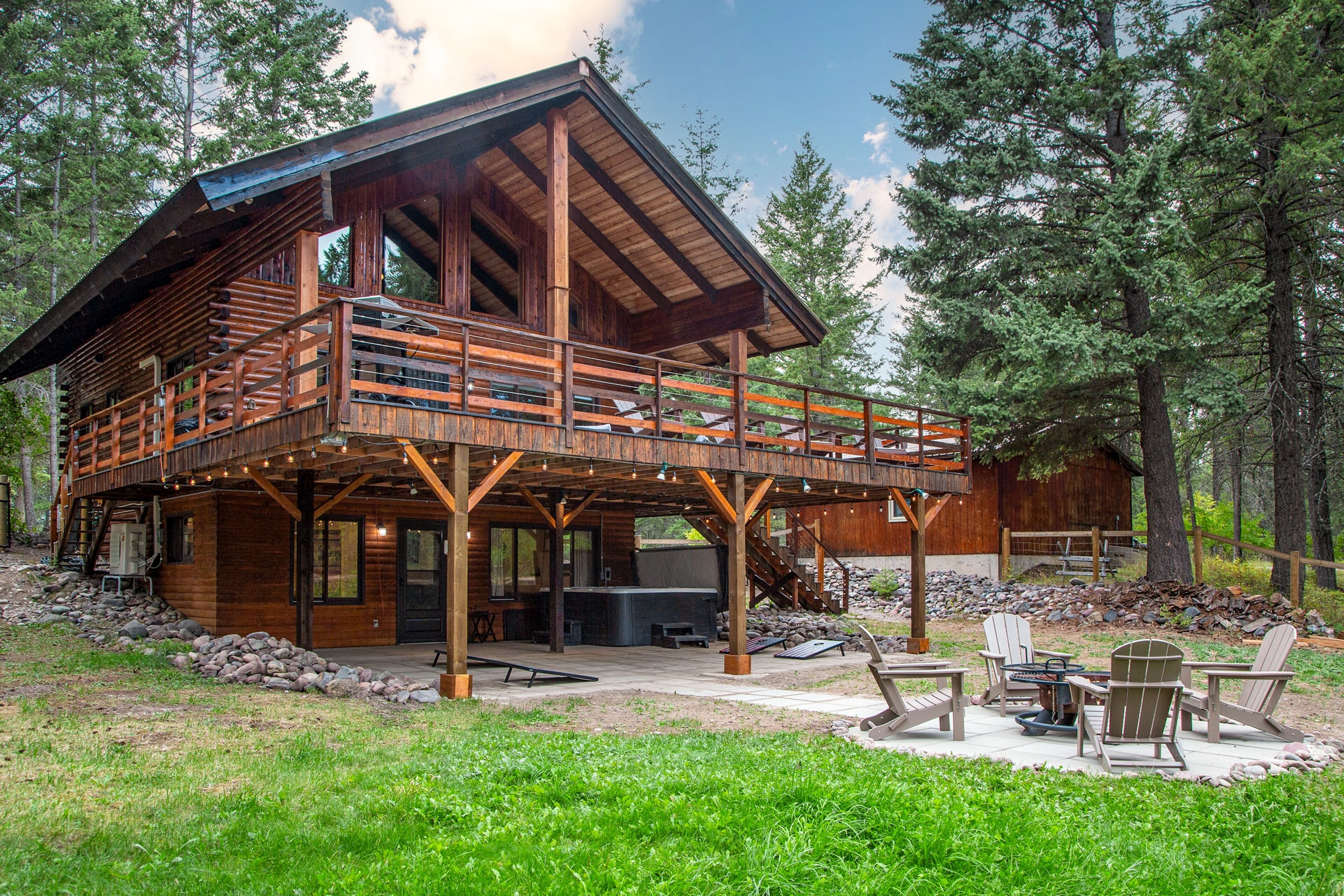 Swan Mountain cabin with amazing views, hot tub, large deck, & game room