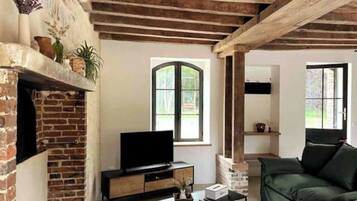Smart TV, libros y oficina