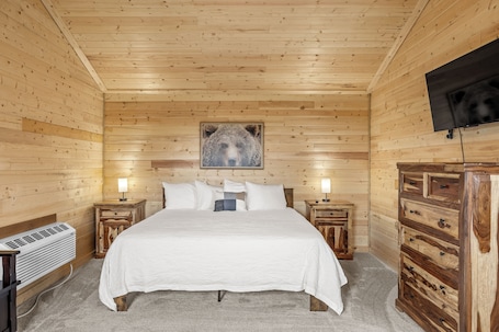 Deluxe Cabin, 1 King Bed | Free WiFi