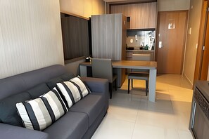 Apartament | Sala d'estar | Televisor de pantalla plana de 42 polzades amb canals digitals 