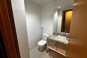 Apartament | Bany | Dutxa, assecador de cabells, tovalloles i sabó 