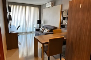 Apartment | Wohnbereich | 42-Zoll-Flachbildfernseher mit Digitalempfang
