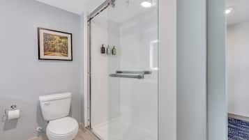 Habitación individual estándar, 1 cama King size | Baño | Amenidades de baño de diseñador, secadora de cabello, toallas, jabón