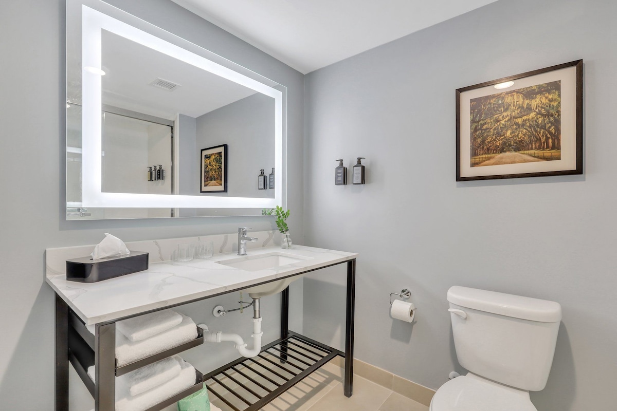 Baño | Amenidades de baño de diseñador, secadora de cabello, toallas, jabón