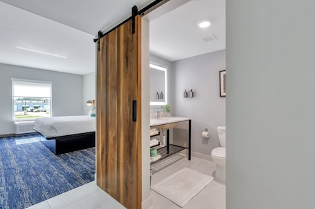 Standard Suite, 1 King Bed | Premium bedding, down comforters, pillowtop beds, desk. The Kingston Hotel