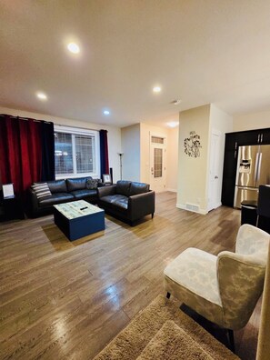 Smart TV, fireplace - Harbour Landing Family Home (Regina)