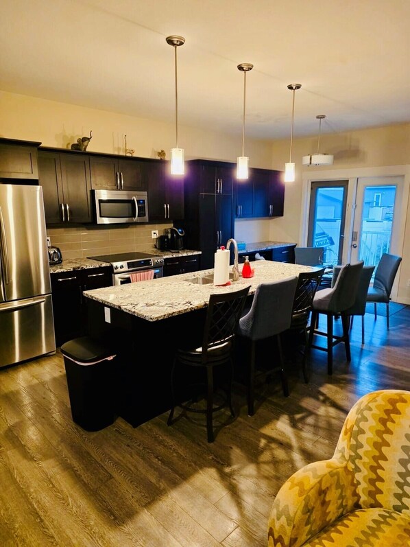 Réfrigérateur, micro-ondes, four, plaque de cuisson