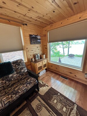 Smart TV, fireplace, DVD player, video library - Cozy Lakeside Cabin, gorgeous view, relaxing sauna, fenced yard for dogs! (Mora)