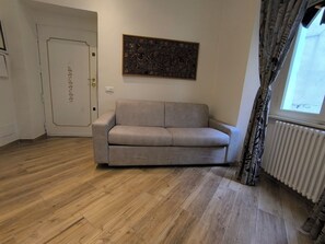 Una Smart TV, una impresora